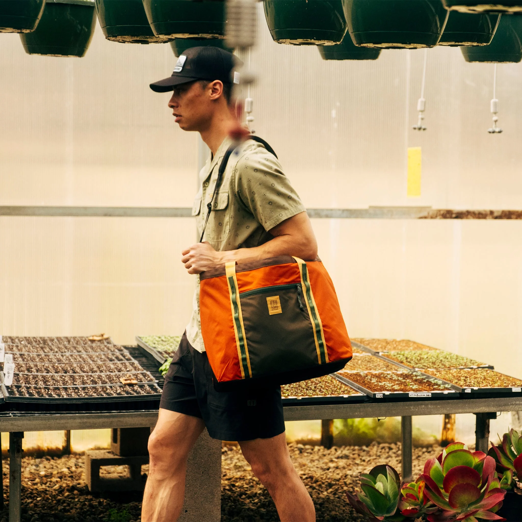 Mountain Utility Tote 33L - Image 2